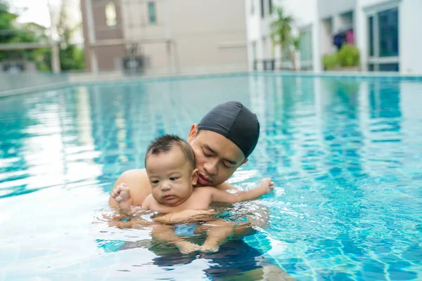 Menino Infantil Adorável Nadando Com Pai Exercício Água — Fotografia de Stock
