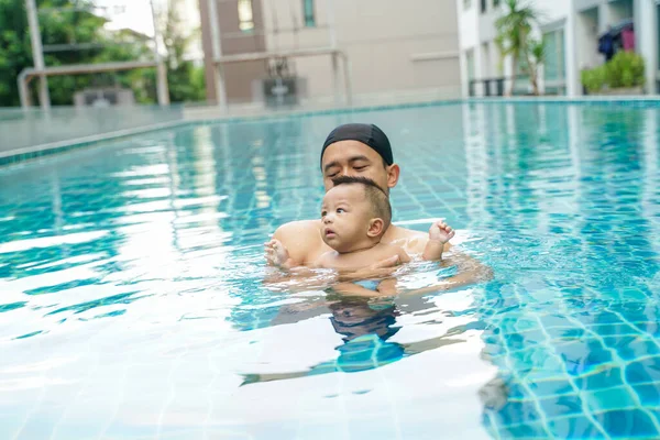 Menino Infantil Adorável Nadando Com Pai Exercício Água — Fotografia de Stock