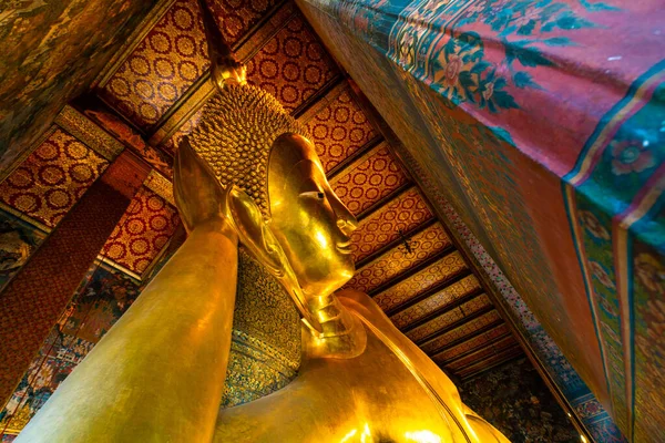 Złoty Duży Leżący Buddyjski Posąg Świątyni Zwiedzanie Bangkoku Tajlandia — Zdjęcie stockowe