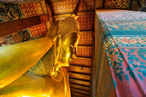 Golden Big Reclining Buddhist Statue Temple Sightseeing Bangkok Thailand — Stock Photo, Image