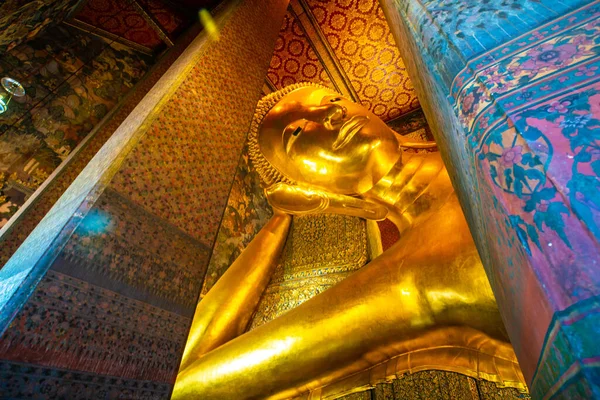 バンコクの寺院観光の黄金の大きなリクライニング仏像タイ — ストック写真