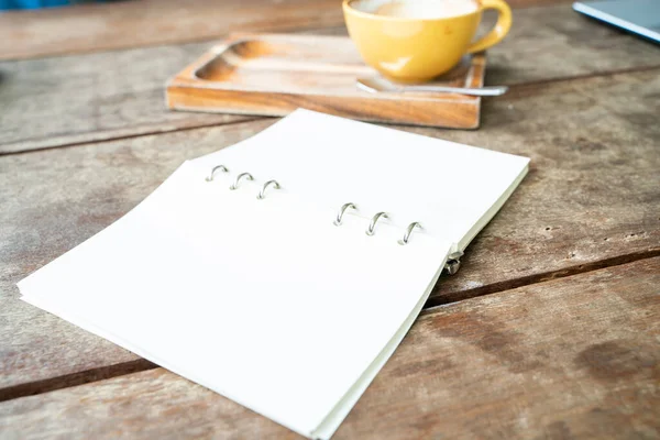 Taza Café Con Leche Caliente Mesa Madera Con Cuaderno Blanco — Foto de Stock