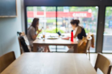 Bulanık müşteri grubu kahve dükkanında iş görüşmeleri yapıyor.