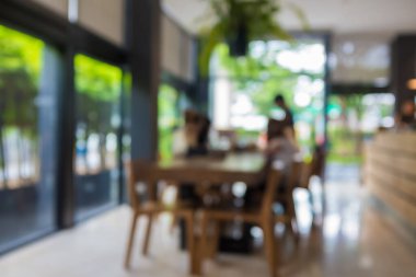 Bulanık müşteri grubu kahve dükkanında iş görüşmeleri yapıyor.