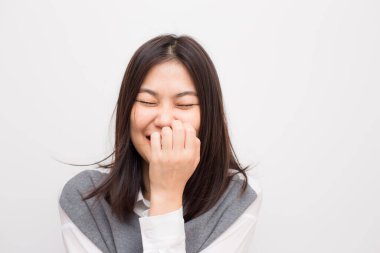 Beyaz arka planda gülümseyen güzel Asyalı kadınlar, Portre kadınları.