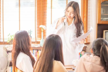 Akıllı iş kadınları takım toplantısı ev ofisinin beyin fırtınası konseptinde