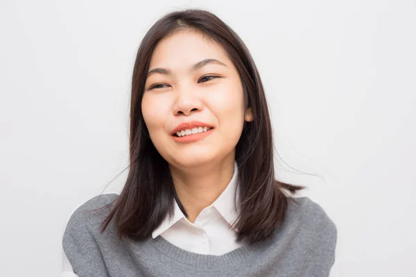 白い背景に美しいアジアの女性を笑顔 肖像画の女性 — ストック写真