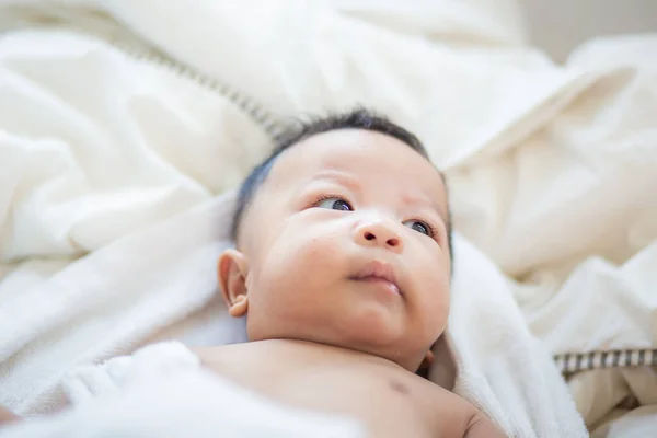 Alegre Adorable Bebé Niño Acostado Una Manta Blanca Helthy Boy — Foto de Stock