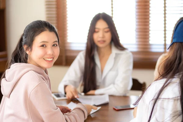 Réunion Équipe Femmes Affaires Intelligentes Dans Concept Remue Méninges Domicile — Photo