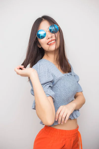 Hermosa Asiática Sonriente Mujeres Retrato Sobre Fondo Blanco —  Fotos de Stock