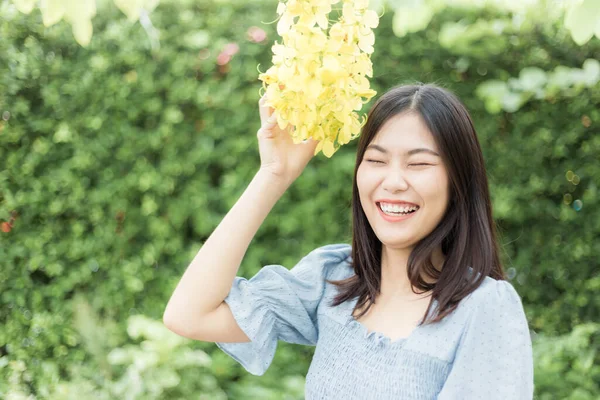 亚洲美女在绿叶自然背景下的画像 — 图库照片