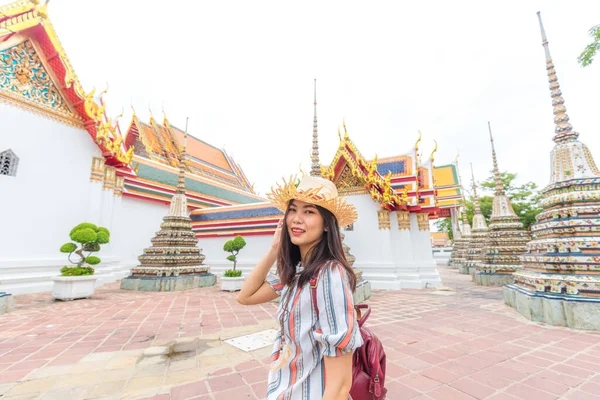 Asian Beautiful Tourist Women Walking Travel Buddhist Temple Sightseeing Bangkok — Stock Photo, Image