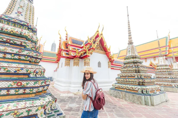 Asijské Krásné Turistické Ženy Chůze Buddhistické Chrámu Památky Bangkoku Thajsko — Stock fotografie