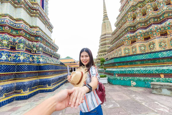 Turista Asiático Mulheres Levando Homem Mão Traseira Vista Para Buddhist — Fotografia de Stock