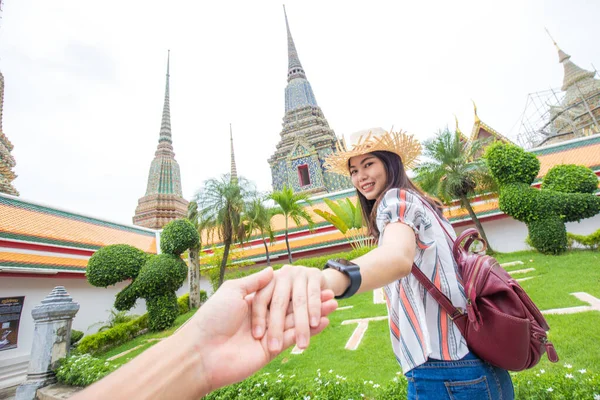 Toeristische Aziatische Vrouwen Leidende Man Hand Achteraanzicht Naar Boeddhistische Tempel — Stockfoto