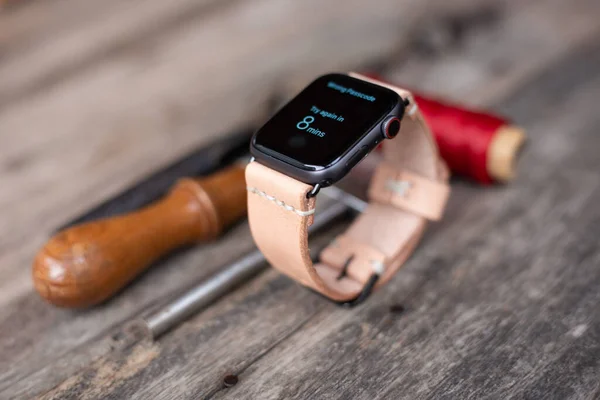 Correa Reloj Cuero Genuino Hecha Mano Sobre Fondo Madera Artesanía — Foto de Stock