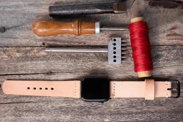 木製の背景に手作り本革腕時計ストラップ 職人技 — ストック写真