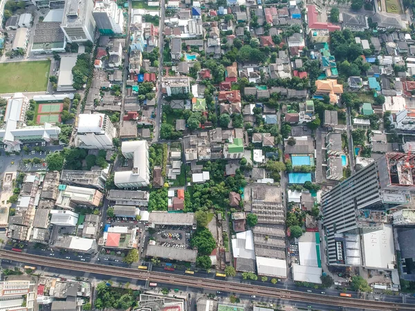 都市の中心部にある航空ビューオフィスビル バンコクタイ — ストック写真