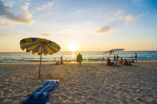 Verschwommene Gruppe Von Menschen Genießen Sonnenuntergang Strand Mit Sonnenschirm Urlaub — Stockfoto