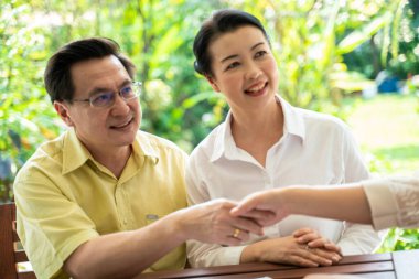 Orta yaş iş grubu el sıkışma başarısı Green Park ile çalışma arka planı