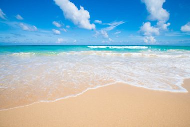 Deniz sahilinde büyük bir dalga bulutlu yaz gökyüzü, huzur tatili konsepti