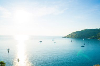 Phuket Tayland yatıyla Sea Bech Körfezi Günışığı akşamı