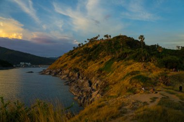 Gölgeli günbatımı gökyüzü deniz sahillerinde insanlarla