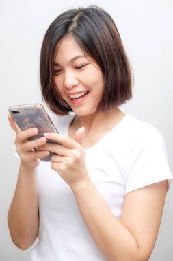 Beyaz arkaplan teknolojisi kavramında akıllı telefon yazan güzel kadınlar