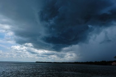 Yağmurlu bulutlardan önce deniz sahilinde gök gürültülü gök gürültülü fırtına