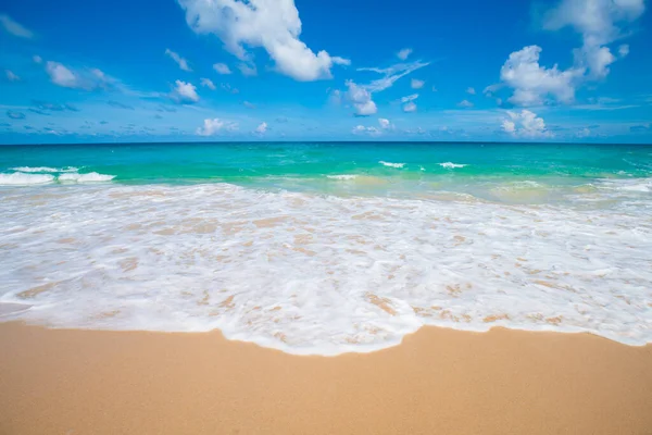 Velká Vlna Mořské Pláži Letní Obloha Mrakem Serenity Dovolená Koncept — Stock fotografie