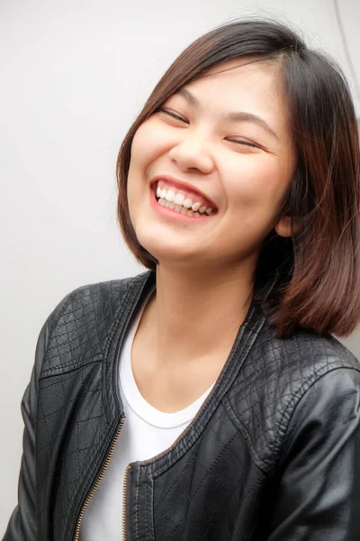 Attraktive Lächelnde Frauen Tragen Schwarzes Lederhemd Auf Weißem Hintergrund — Stockfoto