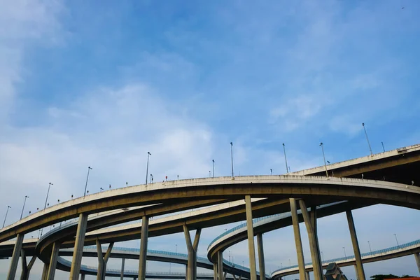 Curva Ponte Città Strada Cielo Blu Sole Giorno Trasporto Concetto — Foto Stock