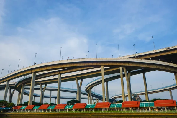 Curva Ponte Cidade Estrada Azul Céu Sol Dia Conceito Transporte — Fotografia de Stock