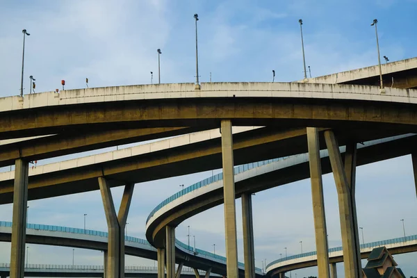 Curva Ponte Città Strada Cielo Blu Sole Giorno Trasporto Concetto — Foto Stock