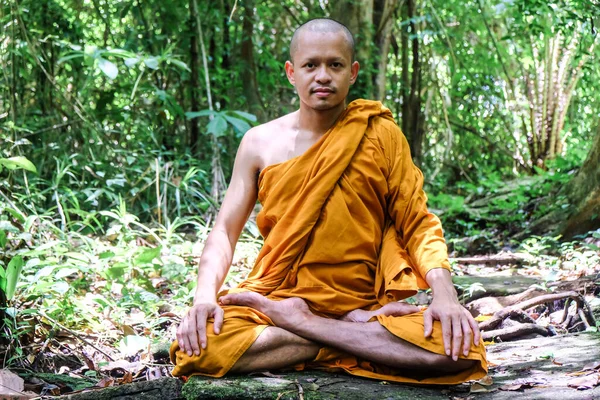 Buddhistischer Mönch Macht Meditation Tiefen Wald Religionskonzept — Stockfoto