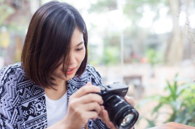 Hippi kadınlar kafede rahatlar. Yemek yiyip içerler. Akıllı kadınlar.