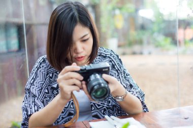 Hippi kadınlar kafede rahatlar. Yemek yiyip içerler. Akıllı kadınlar.
