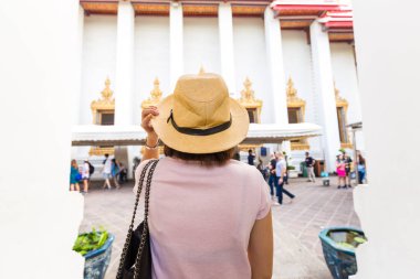 Güzel Asyalı turist kadınlar Budist tapınağı Bangkok Tayland 'a seyahat ediyorlar.
