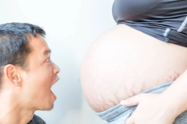 Padre Jugando Con Vientre Embarazada Madre Esperar Los Niños Esperanza — Foto de Stock