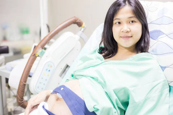 Těhotné Ženy Ležící Nemocnici Připravuje Nové Dítě Hope Koncept — Stock fotografie