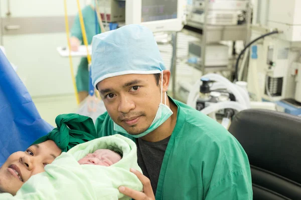 Novorozený Chlapeček Ležící Nemocnici Otcem Matkou — Stock fotografie
