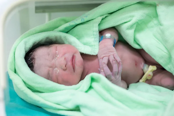 Новорожденный Мальчик Лежит Больнице Отцом Матерью — стоковое фото