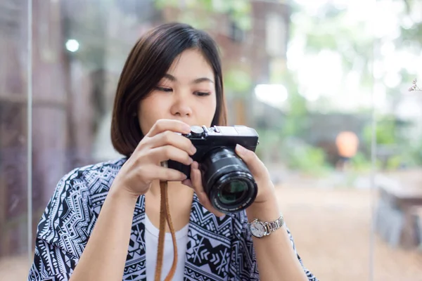 Hipster Femmes Détendre Dans Café Prendre Nourriture Boire Photo Femmes — Photo