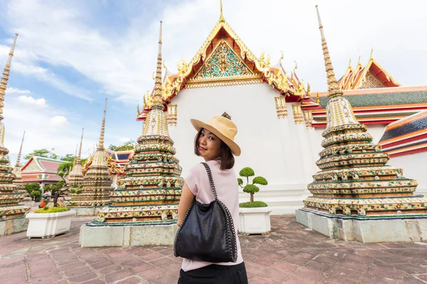 아름다운 아시아인 관광객들이 방콕의 번들거리는 사원으로 여행하는 — 스톡 사진