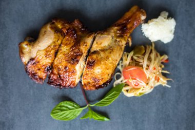 Siyah tabakta sebzeli ızgara tavuk. Temiz yiyecek.