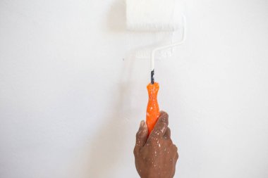 Boyacı el boyası. Duvarın iç duvarını silindirle boyamış. Ev yenilenmiş.