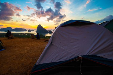 Kamp çadırı dağda gün doğumu renkli gökyüzü bulutlu sabah deniz manzaralı