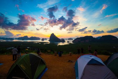 Kamp çadırı dağda gün doğumu renkli gökyüzü bulutlu sabah deniz manzaralı