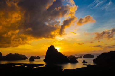 Samed Nang She, Tayland 'da yeşil tropikal mangrov ormanında güneş doğuyor.