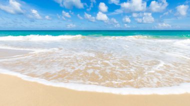 Yumuşak mavi dalga Tropikal deniz plajı Bulutlu güneşli gökyüzü